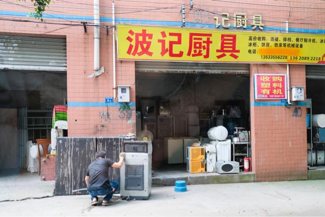 据介绍,荔湾区桥中二手厨具市场是广州市境内铁路沿线彩钢瓦房和违法
