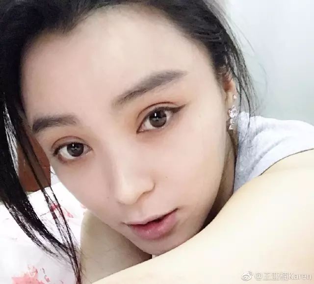 下面这位果然,就连杨幂和迪丽热巴勾勾手合照也被模仿,一摸一样的发型