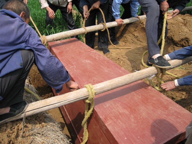 人死后为什么要入土为安其他的安葬方式为什么行不通