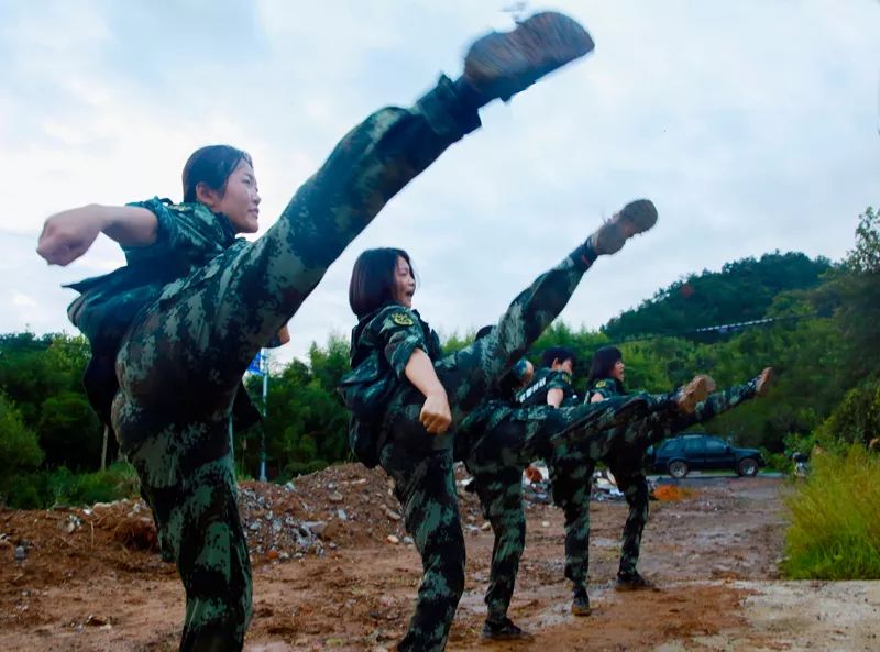 直击武警某部特战女兵魔鬼周如何练就真汉子