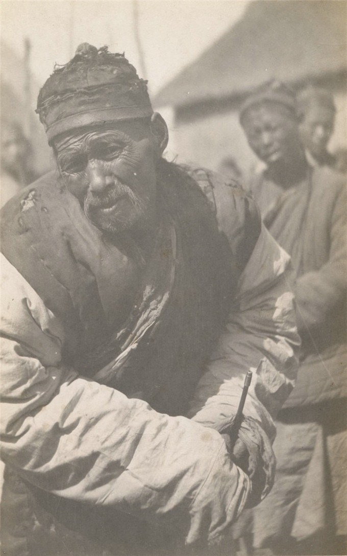 清末的苏北连年灾害饥民遍地破衣烂衫等待救济