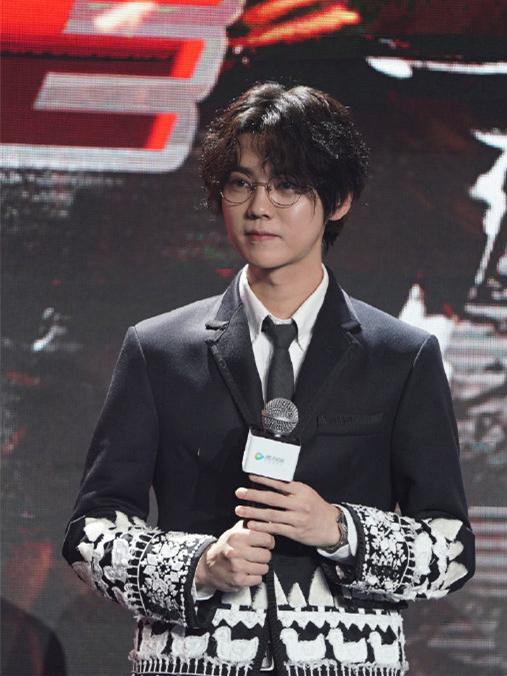 鹿晗好绝一男的大胆挑战锡纸烫发型这风格居然也能驾驭