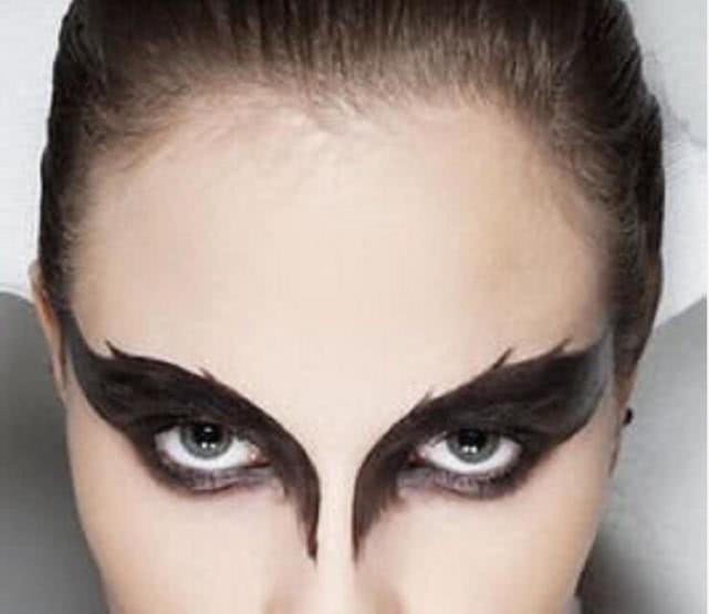 高贵的"黑天鹅眼妆"被窦靖童玩坏了,卸妆后更是像极了挖煤的