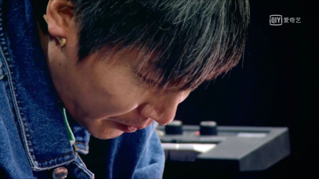 当张亚东听到盘尼西林的《new boy》时,在节目现场也没能忍住眼泪.