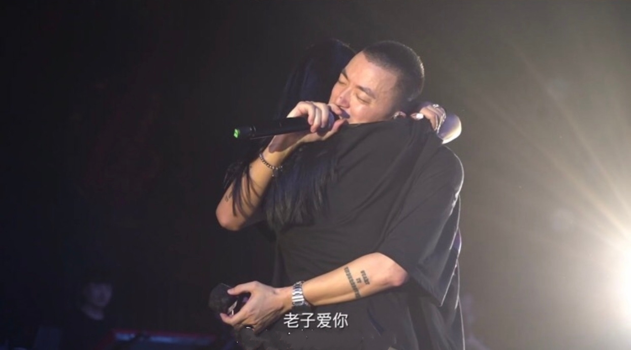 求婚的同样过程中jonyj却比向佐郭碧婷更火为何他这么受关注