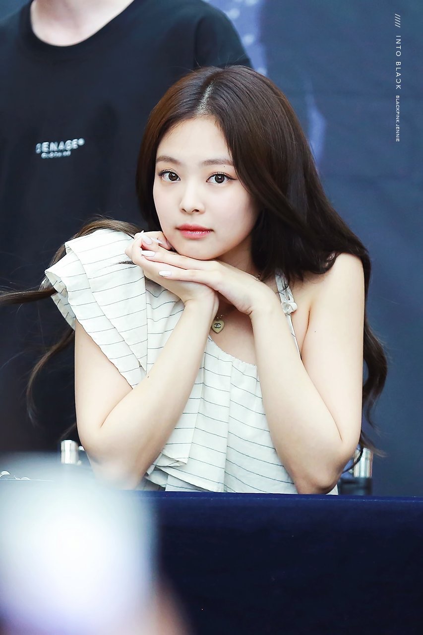 再也没有这样的可爱牛仔blackpinkjennie在签售会上戴起胡迪同款
