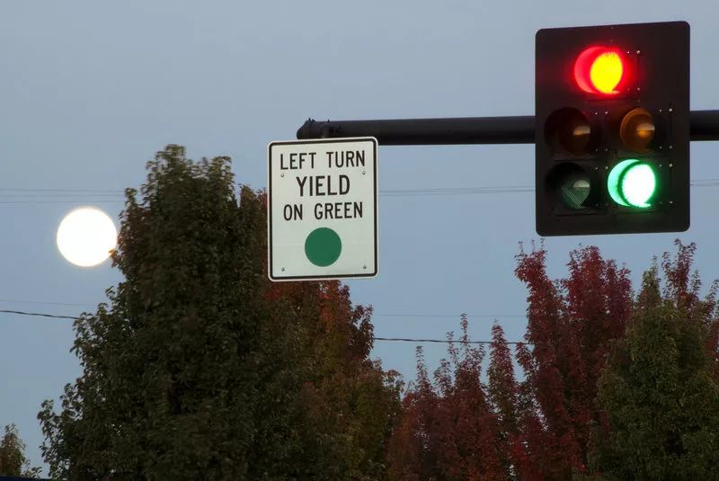 在国内,绿灯亮起直接左转,不用担心对面的直行车辆,因为对面一定是