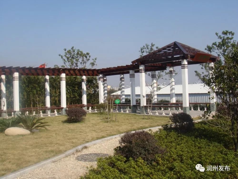 镇江市官塘桥中心小学,地处镇江市官塘桥三里岗,面临生态魅力大道