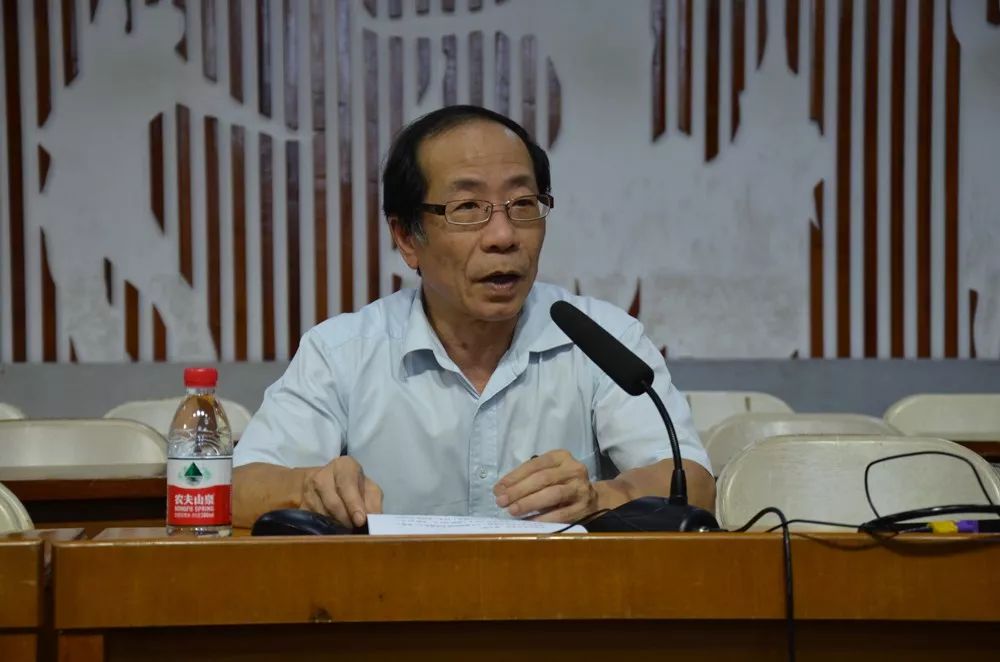 接着,学校教研室副主任,高三年级张方俊伟老师作致辞.