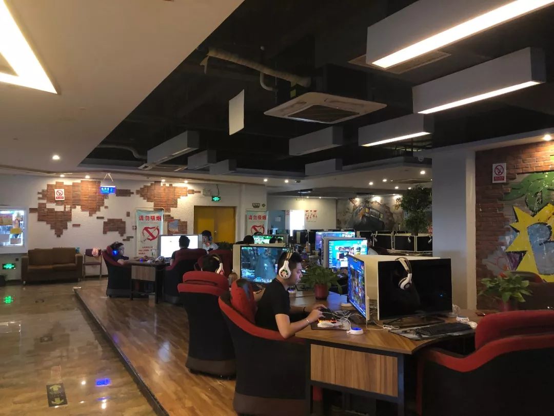 网吧内各类证件齐全,规范上墙,设有学雷锋便民利民志愿服务岗,有佩戴"