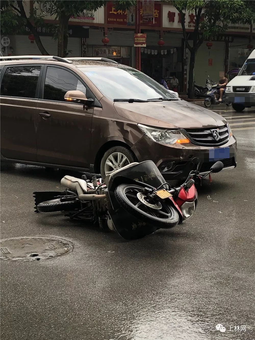 又是车祸!又是下雨天!又是这个魔鬼路口,呗侬们开车慢点咯!