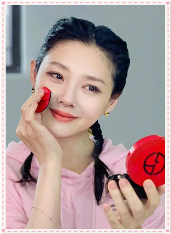 原创42岁大s宝刀未老!露额头大秀婴儿肌,扎羊角辫嫩成22岁小姑娘