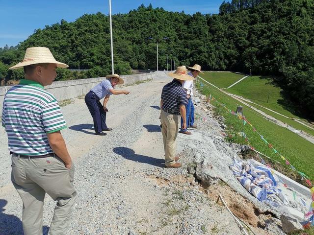 管理中心,检查组对存在的问题进行了研讨座谈,会上,仔细商讨松涛水库