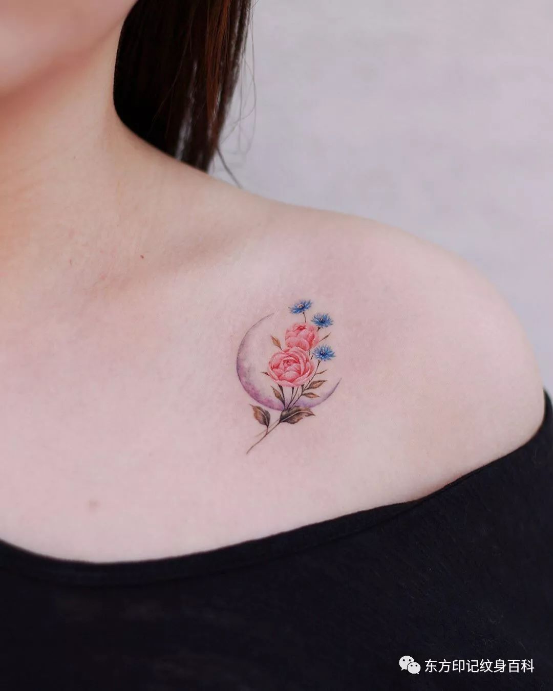 女孩子锁骨上的纹身不用纹的多么复杂简简单单的一朵小花甚至是几朵