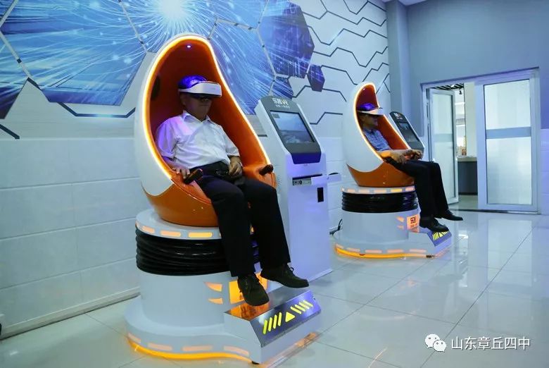 参观科技馆,创客中心,创新成果大厅,vr体验室,木工坊,陶艺坊等场所.