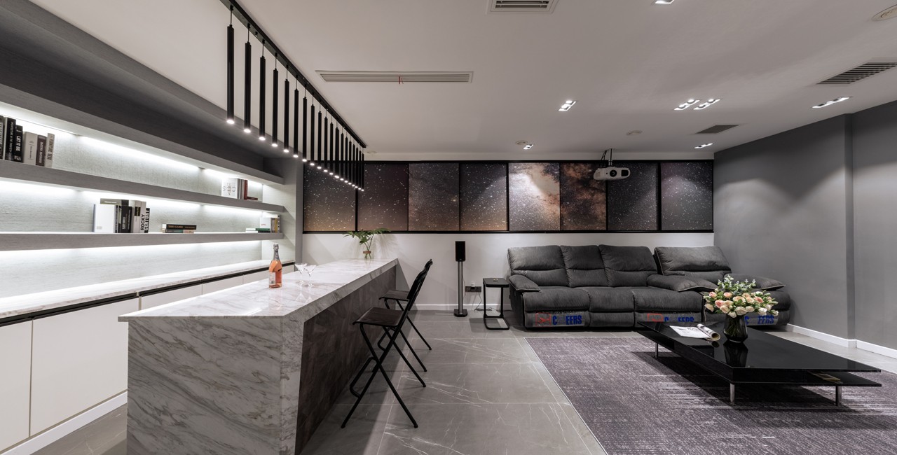 负一层作为休闲娱乐空间,包括影音室,吧台,书房,游戏室.