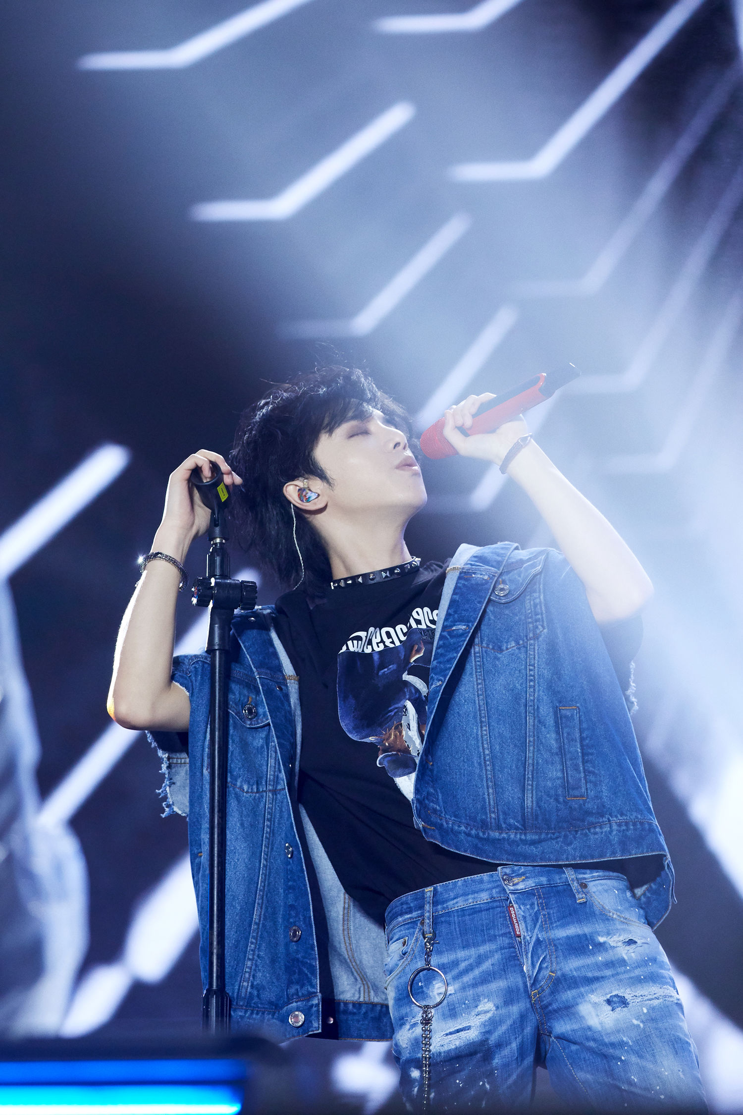 [消息]华晨宇青岛凤凰音乐节 游走在霓虹中的火星少年