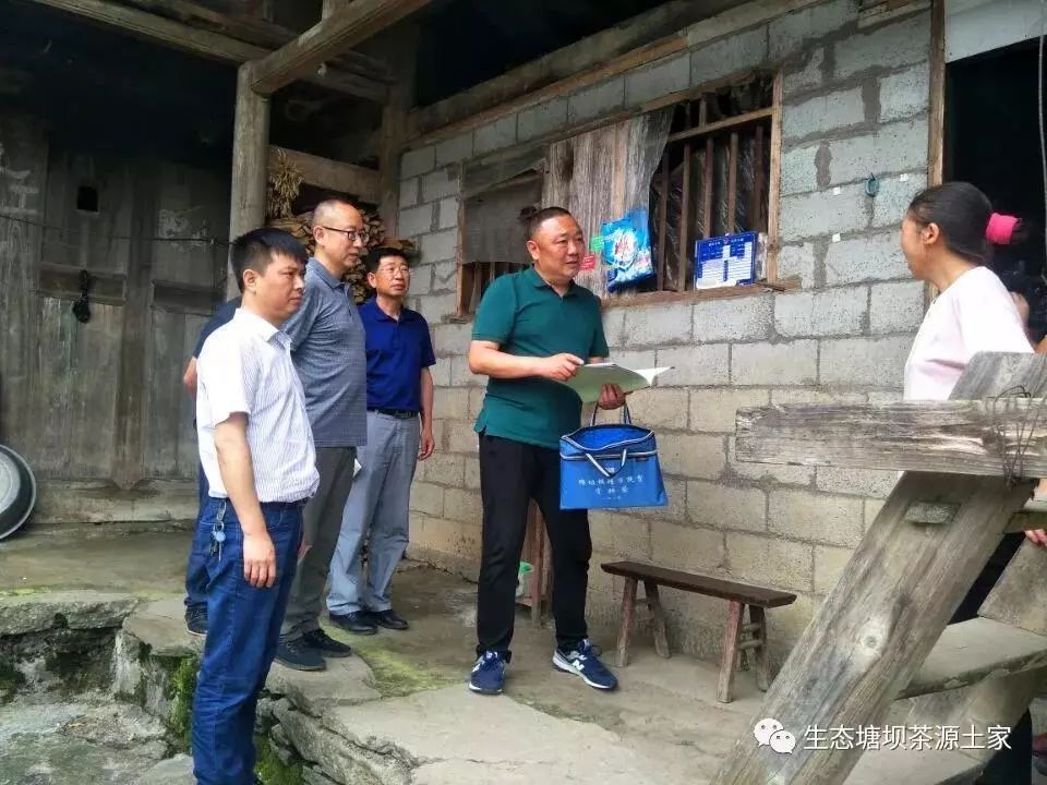 何支刚到塘坝镇宣讲省委十二届五次全会精神并对难点村脱贫攻坚工作