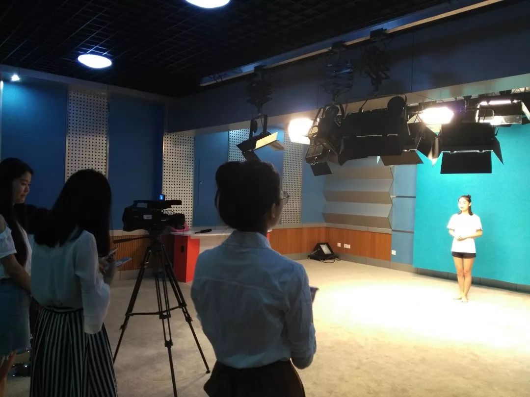 说出你的故事"摄影师就位"灯光师就位演播室瞬间平静下来能使浮躁的