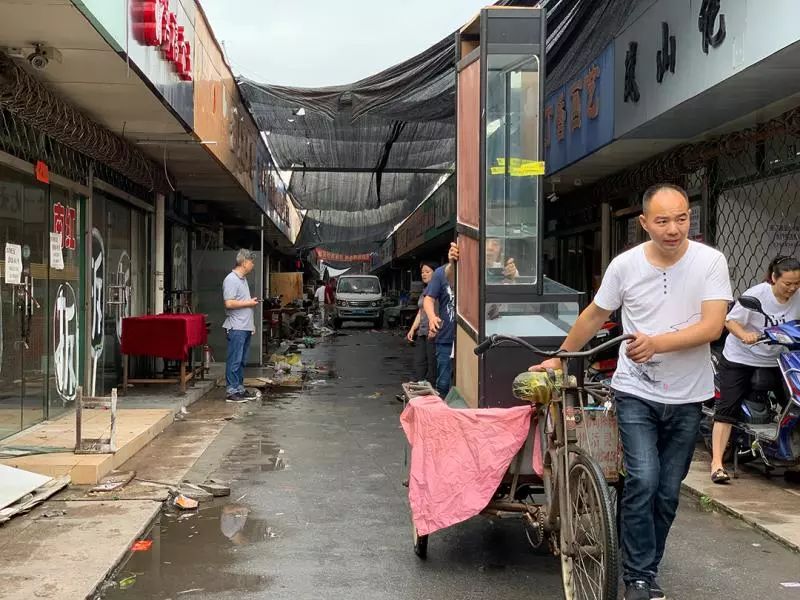 将原来东西走向的政治路和南北走向的黑山路连接起来,打通被市场阻断