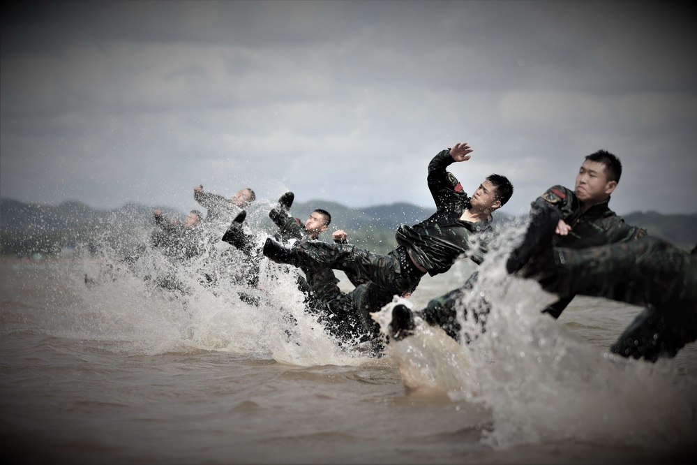 劈波斩浪砺精兵!直击武警特战队员海训现场
