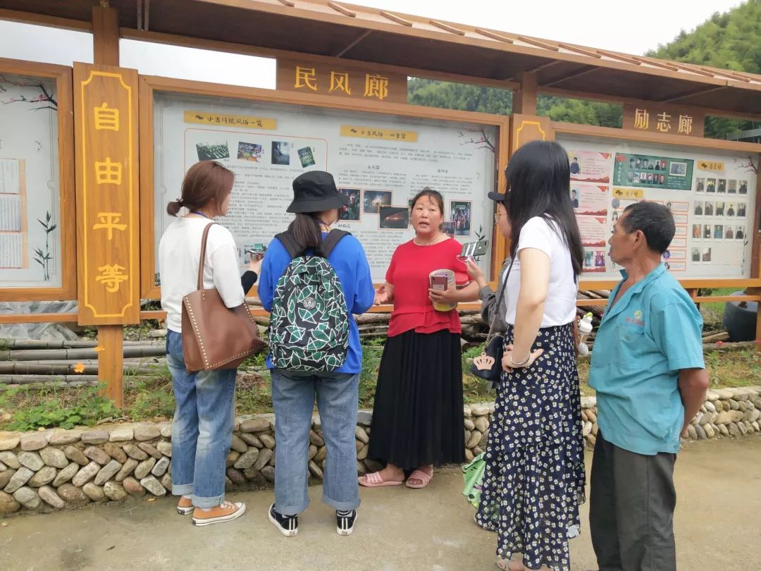 枫坪乡小吉村遇见那红那绿