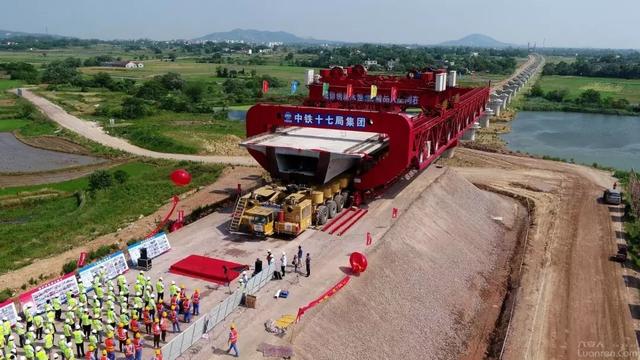 合安高铁"最后一梁"架设完成