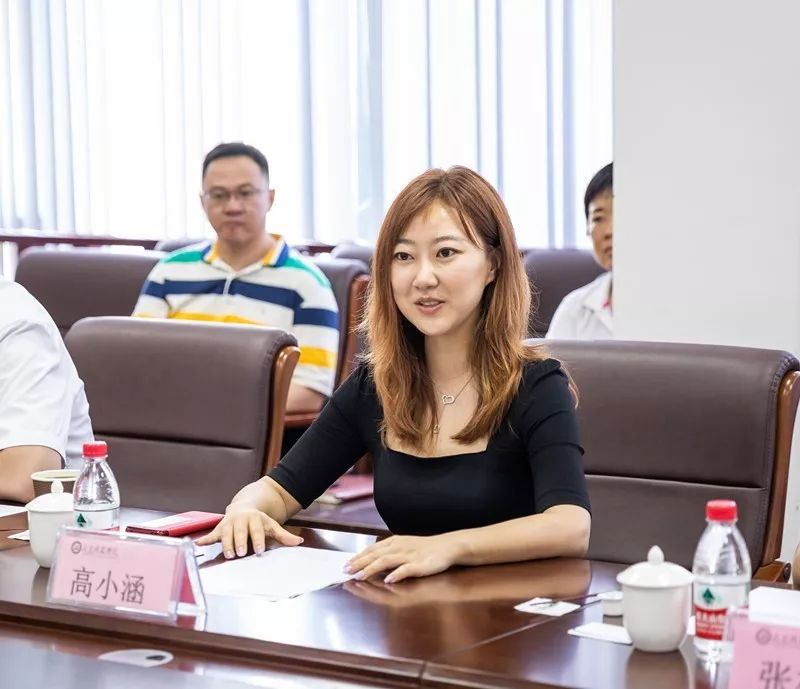 会上,高小涵董事长首先代表学校对王燕玲主任的到来表示热烈的欢迎,对