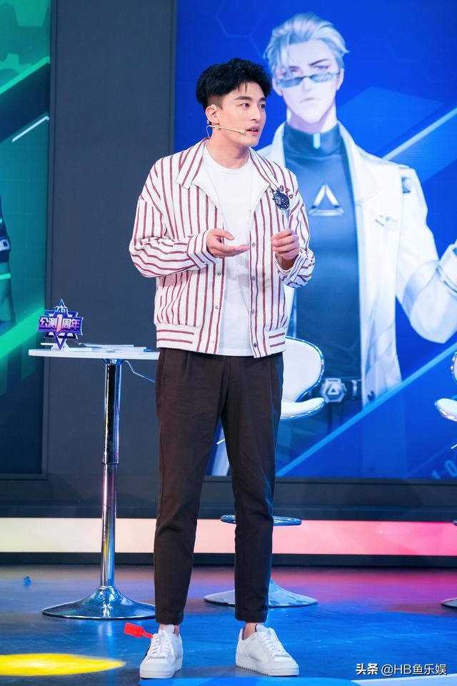 孙艺洲休闲装出席活动 土味情话技能满点