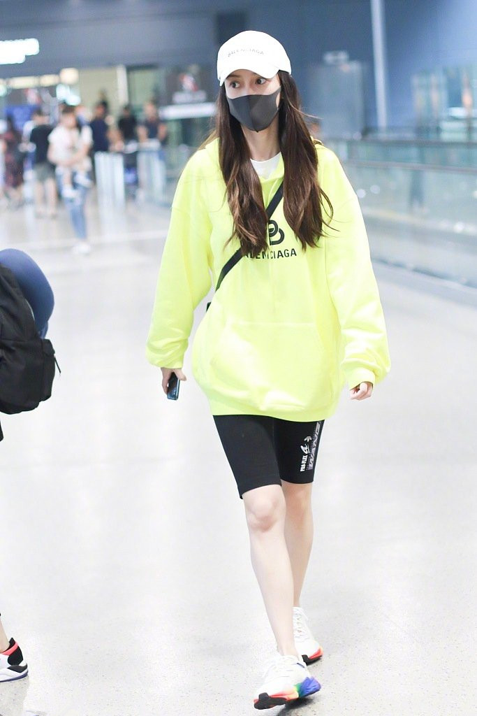 原创辣妈anglebaby穿荧光黄配紧身单车裤,网友:别看她这么瘦,腿上有