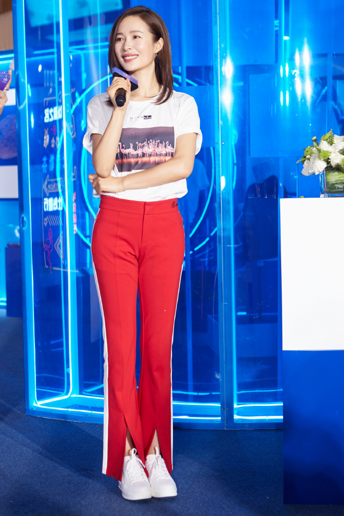 67江一燕新书签售照梳大马尾穿连体短裤时尚圈才女非他莫属