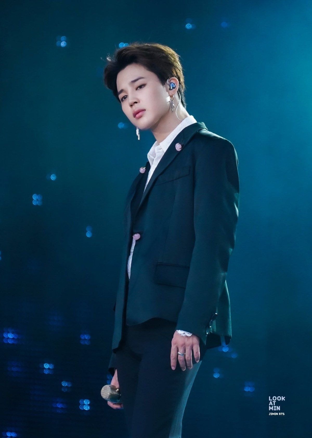 正装王子智旻的威力也很强大轻轻抚摸自己脸的动作,用这个让阿米们