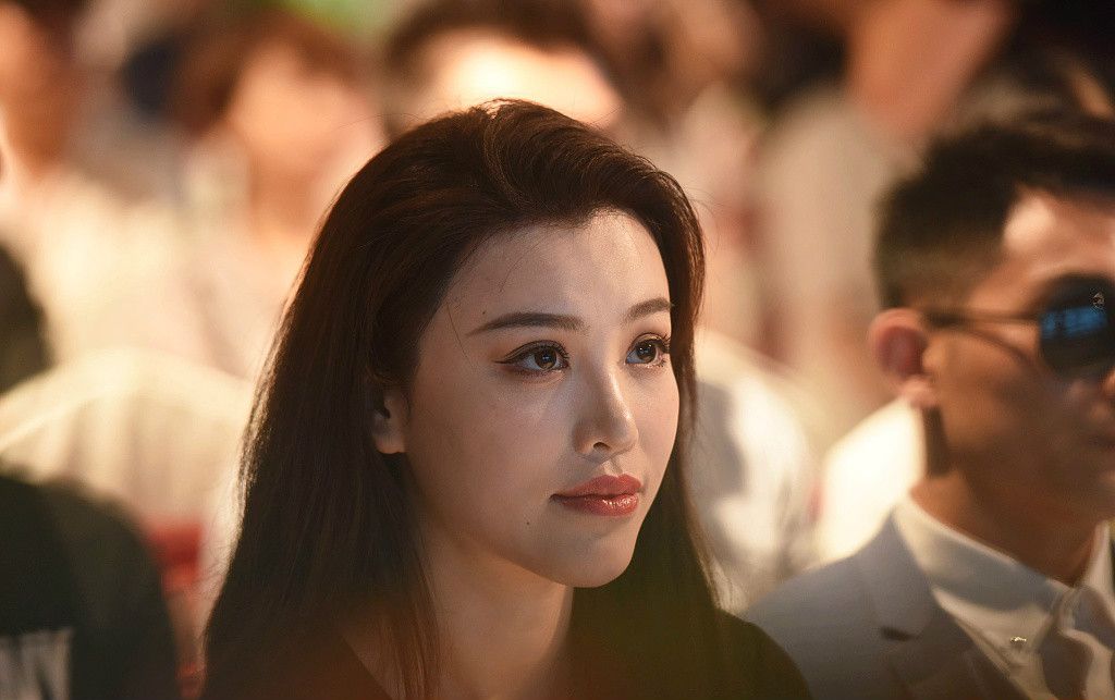 原创葛天逆袭起来太放肆!黑t搭喇叭裤精致有型,美得脱胎换骨!