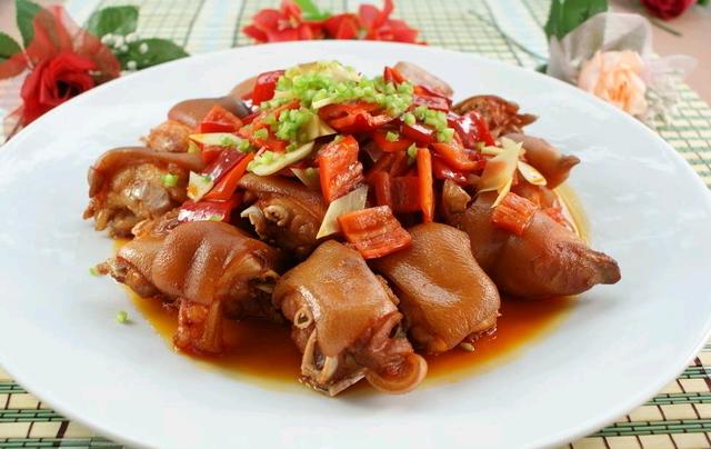 大盘猪手啃猪蹄子还是直接上手的好