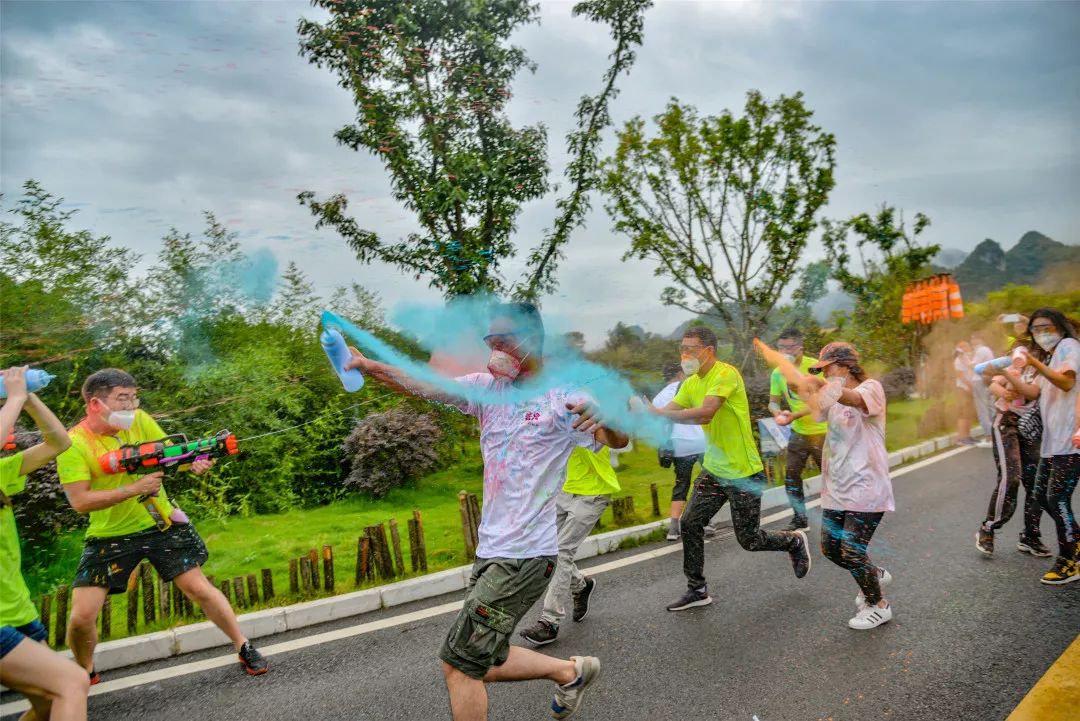 为夏天增彩兴义万峰林彩虹跑激情开跑