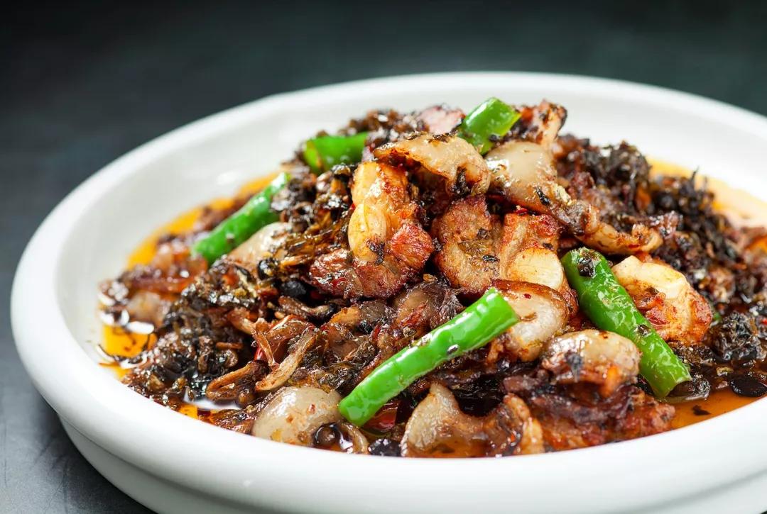 这道菜的核心在于回锅肉上每一块回锅肉的厚度都差不多而且都是标准的