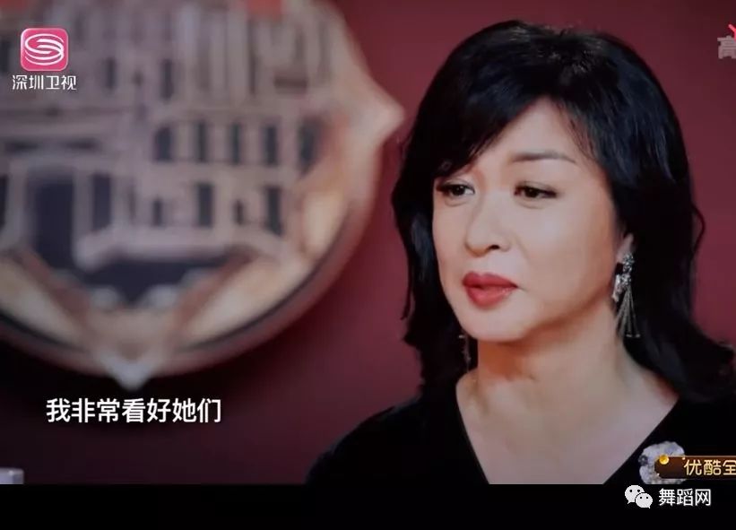 石榴籽舞团队长李美静回归,6个姑娘跳孔雀舞美翻全场!