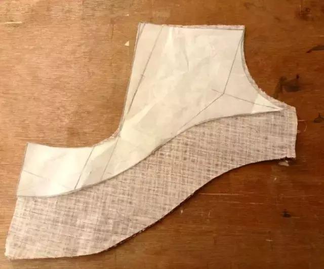 (注意右面领口部位留了卷边缝位的后改包边修剪掉了)2.