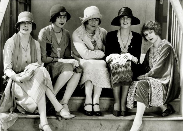 舞步的女性们换上面料轻薄,由流苏,羽毛等装饰衣服边缘的短小晚礼服