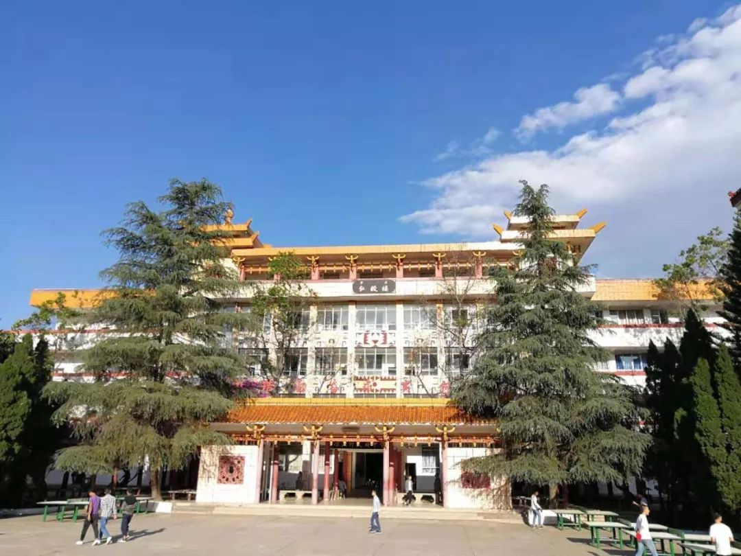 民族中学,创建于1988年,1990年正式招生,学校位于凉山彝族自治州西昌