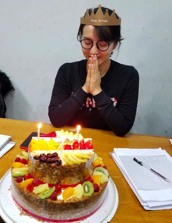 陈好过生日一群帅哥美女环绕前面小伙子的裤子却让人忍不住笑了