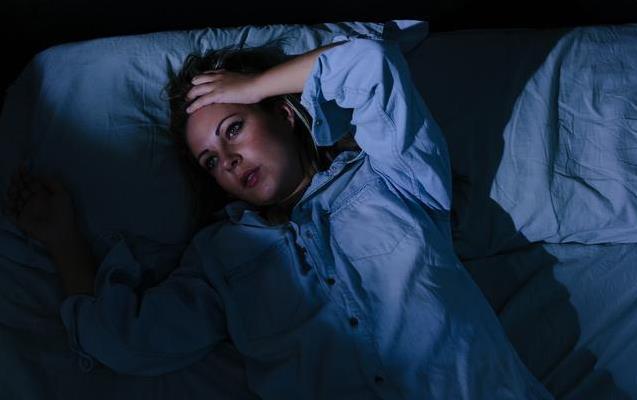 更年期失眠折磨人,硬扛没好处,掌握3个方法,睡眠质量会变好_女性