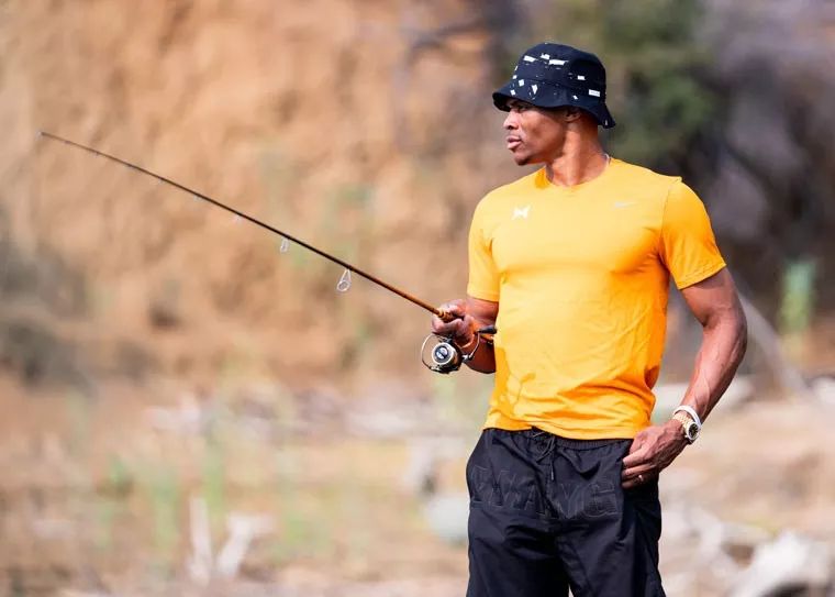 乔治录制了纪录片,宣布继续和威少并肩作战他陪吃,陪玩,陪钓鱼,和泡椒