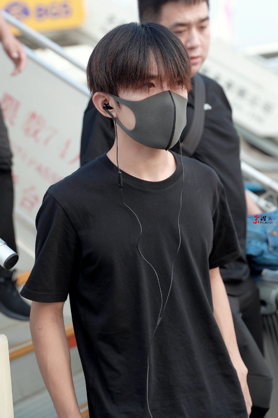 易烊千玺上海飞北京 结束工作后顺毛小千上线_偶像