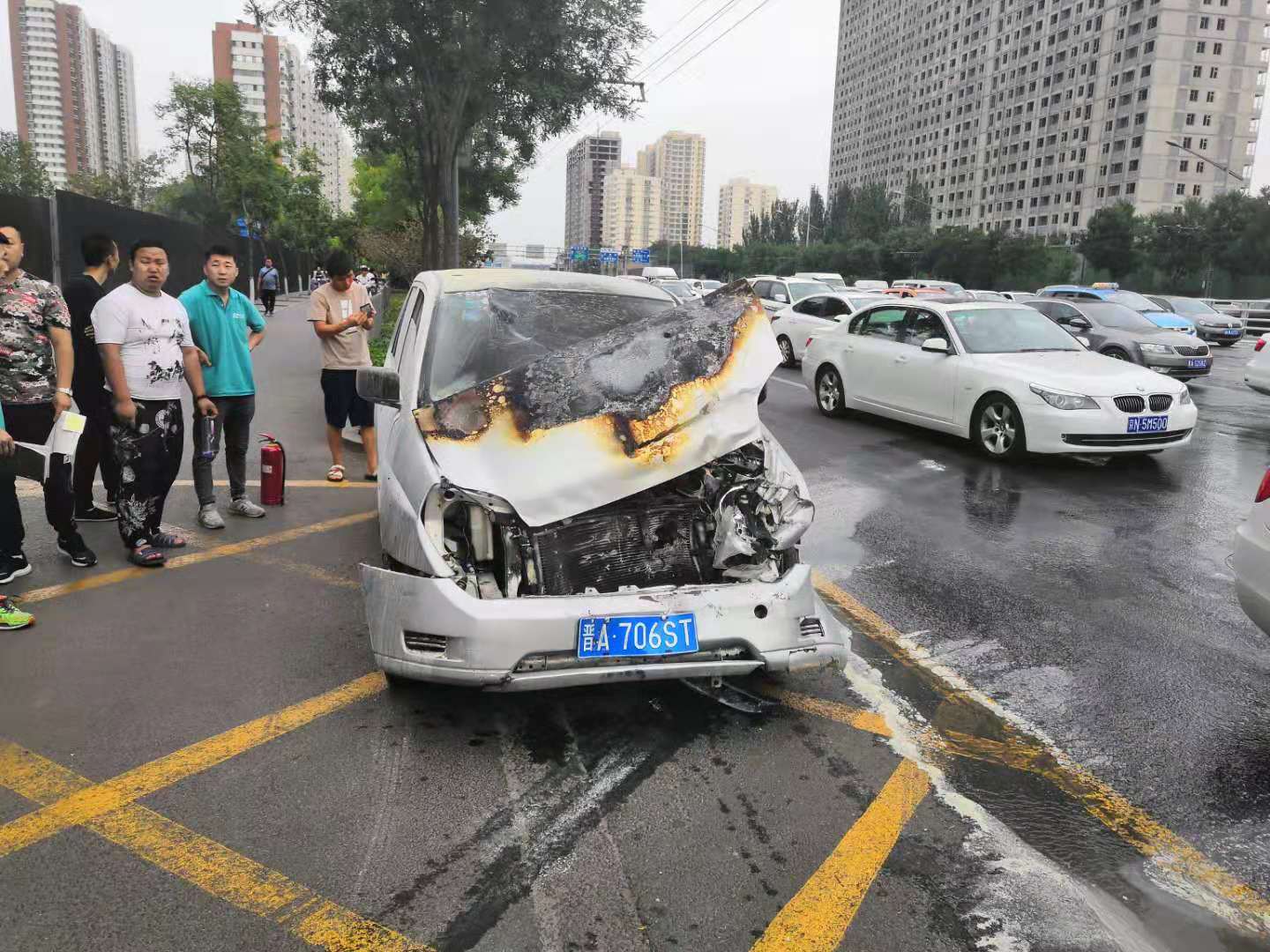 太原公交人勇救著火私家車