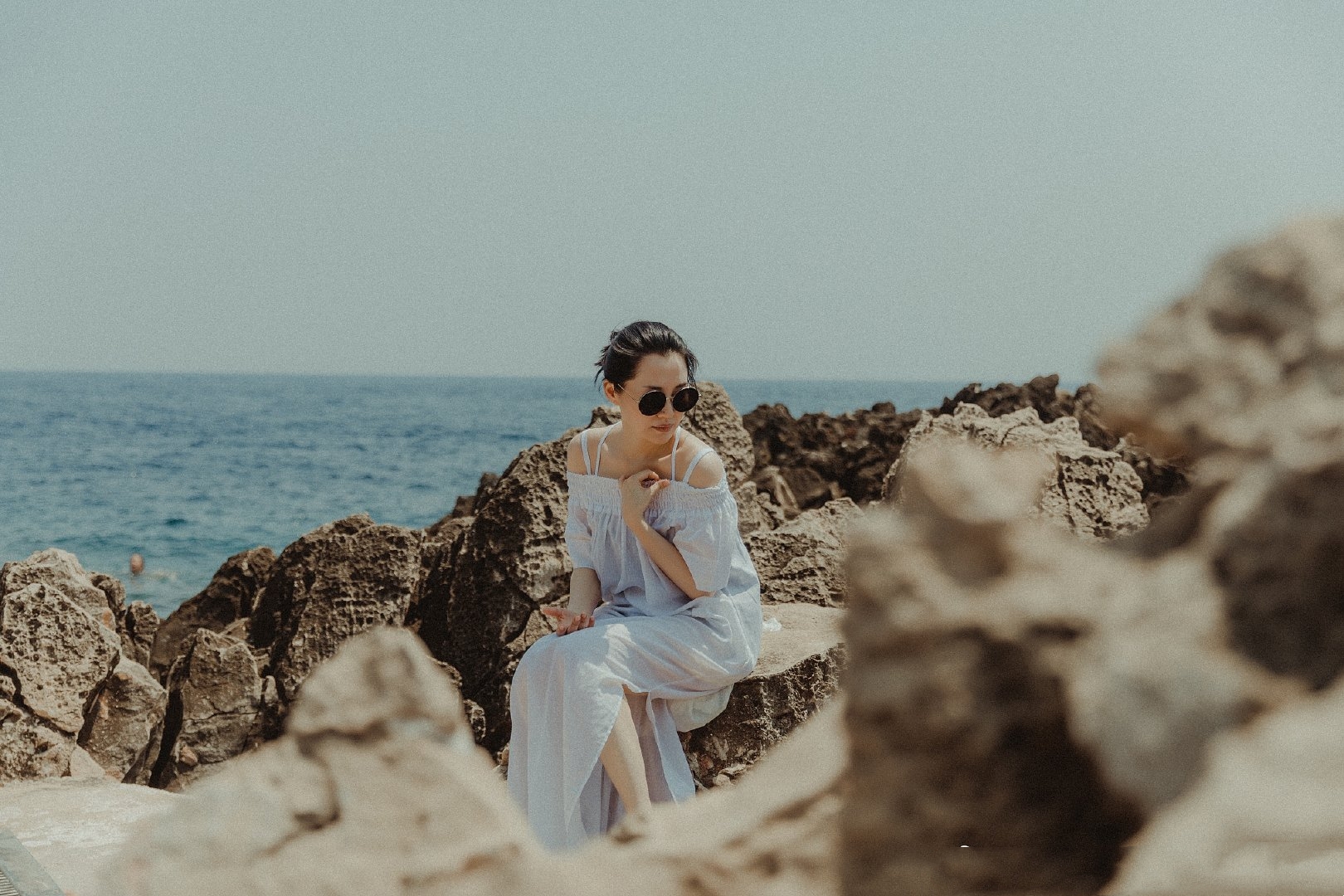 原创许晴打破年龄界限,一袭一字肩白裙清新减龄,50岁依旧还是美少女