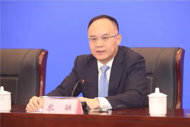 贵港市委书记,市人大常委会主任李新元出席发布会.