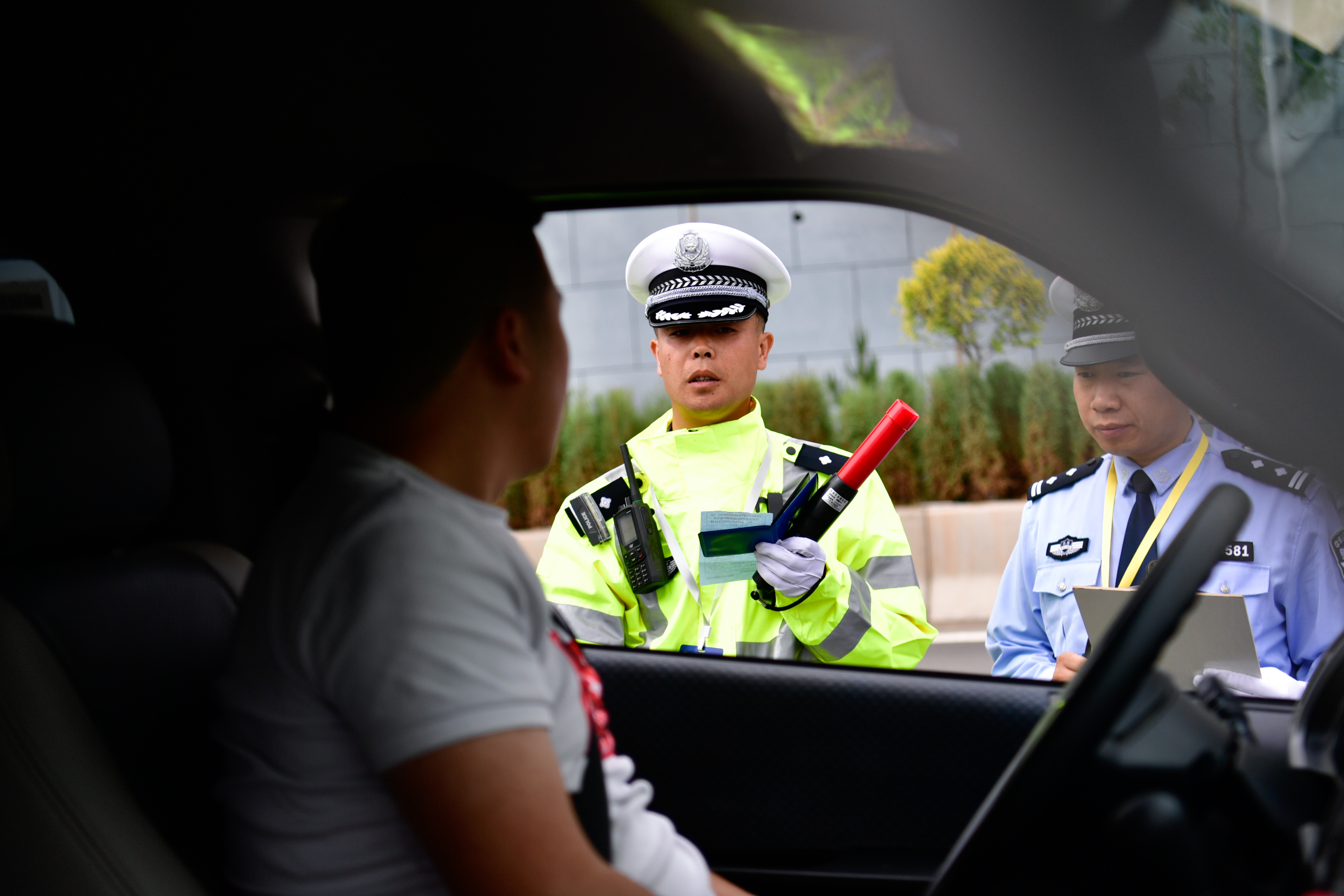 7月8日,青海省海東市公安局交警支隊參賽隊員在比武現場模擬執法.