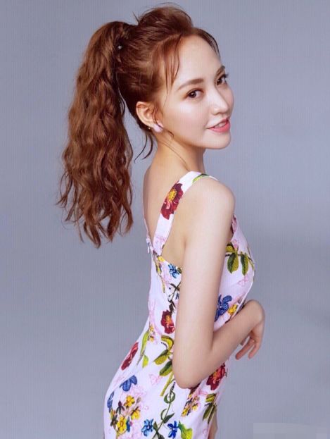 焦曼婷穿绣花裙晒美照撞脸伊能静,父亲焦恩俊不忘神补刀乐翻网友