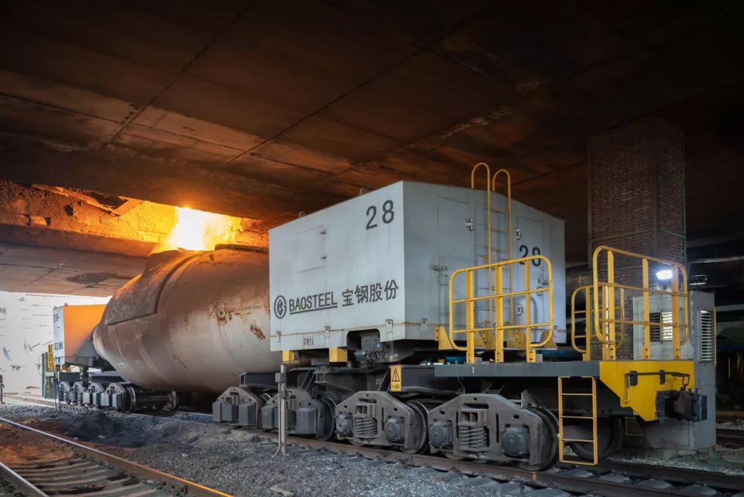 在传统钢铁生产过程中,铁水调度,机车驾驶,摘钩,驻